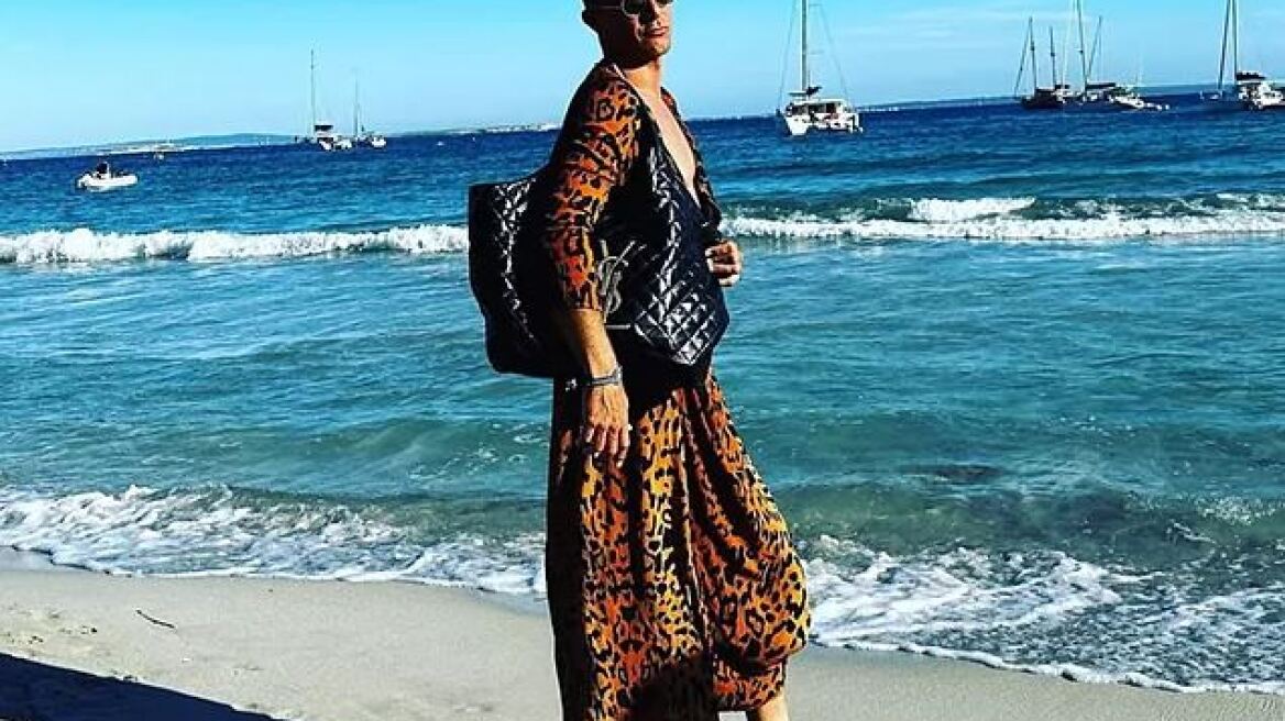 Χοακίν: Με λεοπάρ παρεό και τσάντα στην παραλία για να στηρίξει συμπαίκτες του που δέχτηκαν ομοβοφικές επιθέσεις 