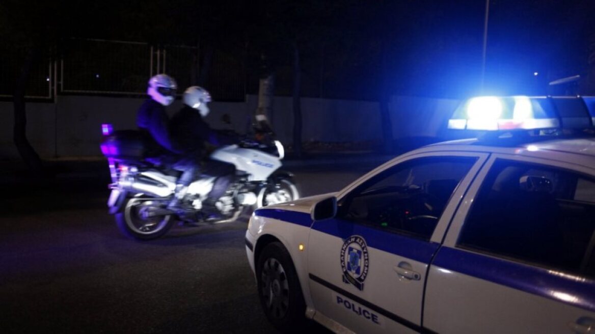 Λάρισα: Στον εισαγγελέα οδηγούνται δύο δράστες που με την απειλή μαχαιριού λήστεψαν πρακτορείο ΟΠΑΠ