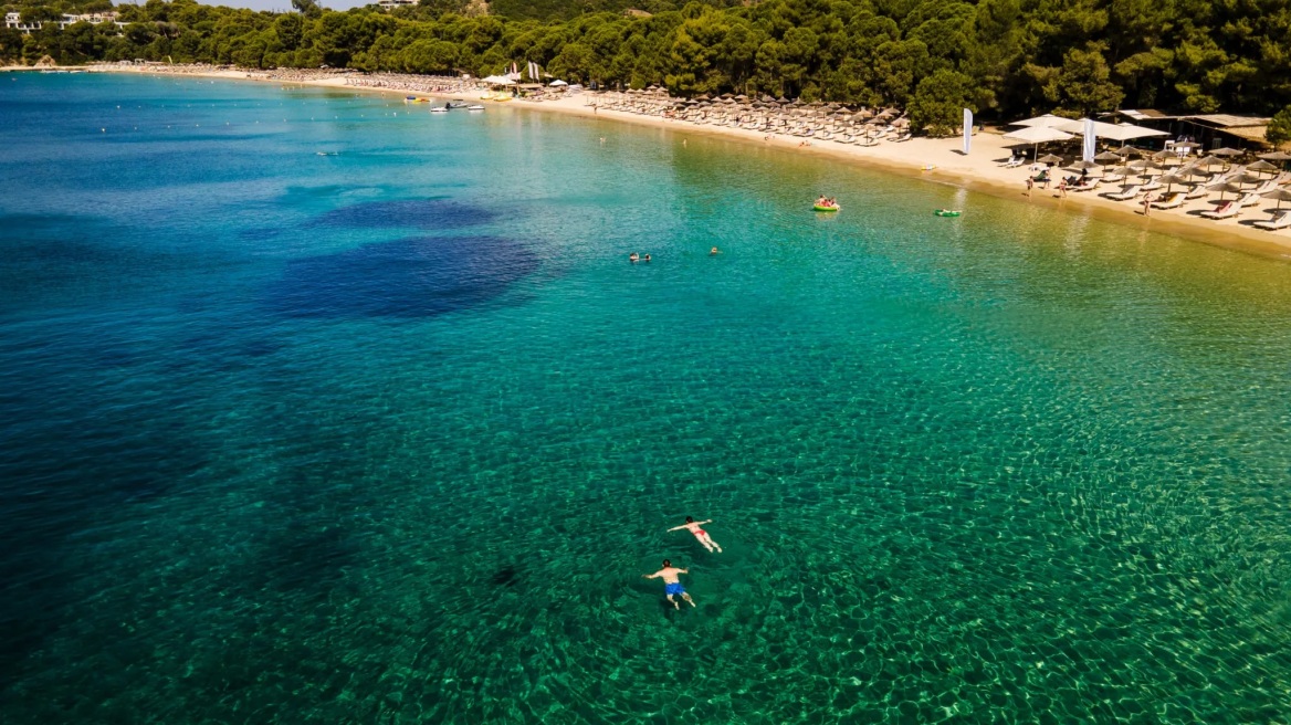 Κουκουναριές: Η διάσημη παραλία με τη «χρυσή» άμμο, το δάσος και το μαγευτικό ηλιοβασίλεμα