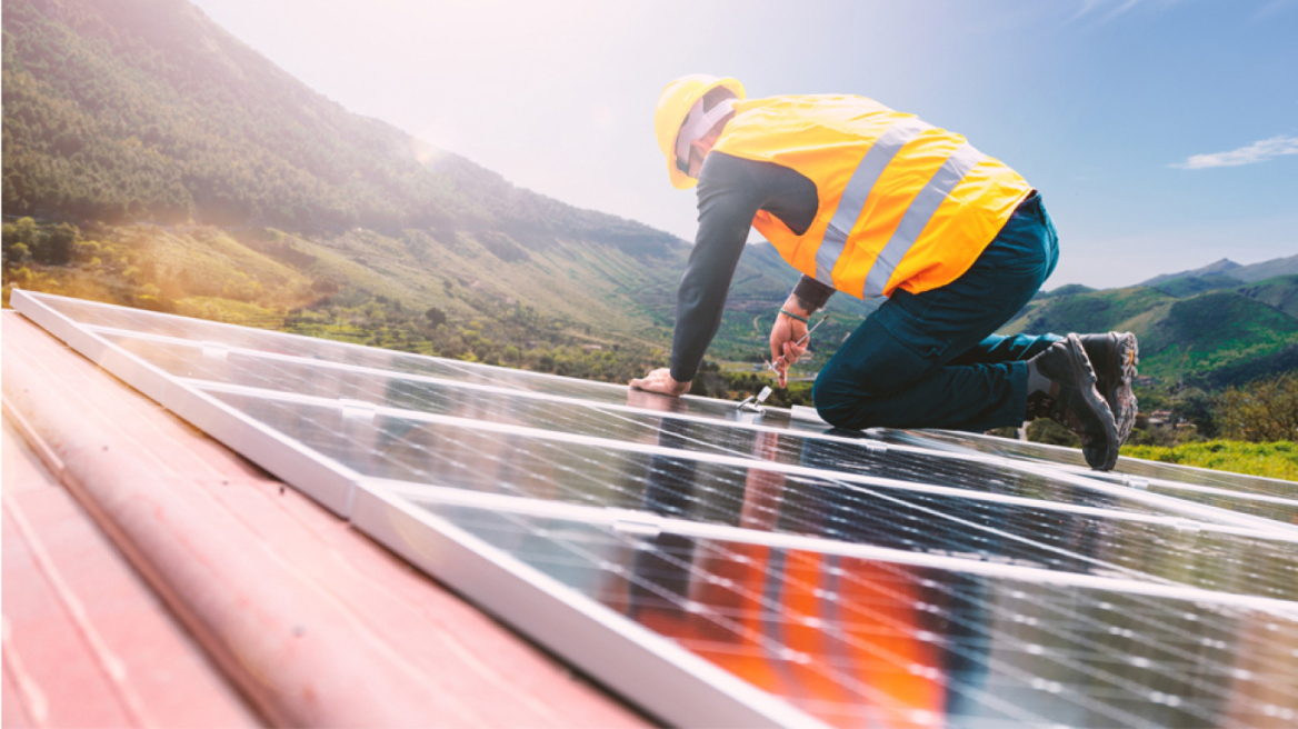 ΥΠΕΝ: «Ξεκλειδώνει» η εγκατάσταση φωτοβολταϊκών σε κοινόχρηστους χώρους πολυκατοικιών