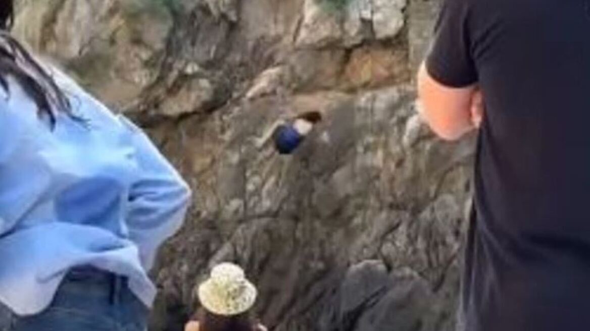 Ιταλία: Τουρίστρια δίστασε να κάνει βουτιά και χτύπησε σε βράχια