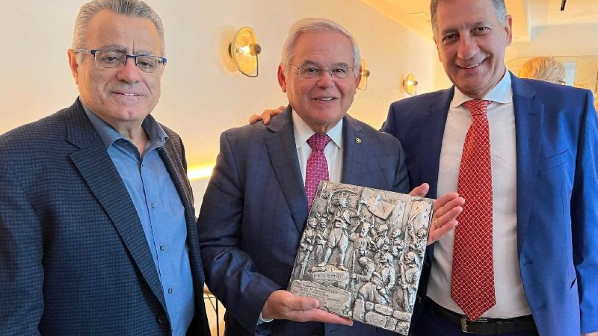 Ρομπερτ Μενέντεζ: Ανακηρύχθηκε Επίτιμο Μέλος της Ένωσης Απανταχού Μανιατών