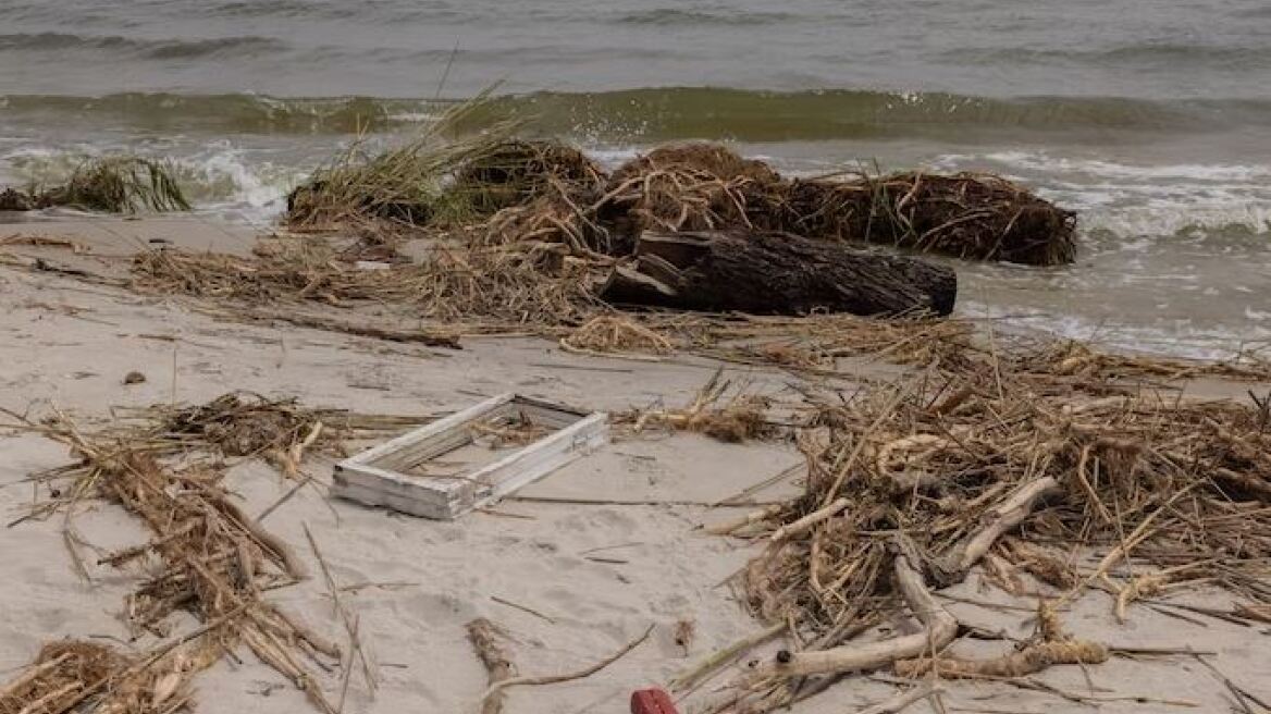 Πόλεμος στην Ουκρανία: Τόνοι πετρελαίου πέφτουν στον ποταμό Δνείπερο μετά την ανατίναξη του φράγματος Καχόβκα