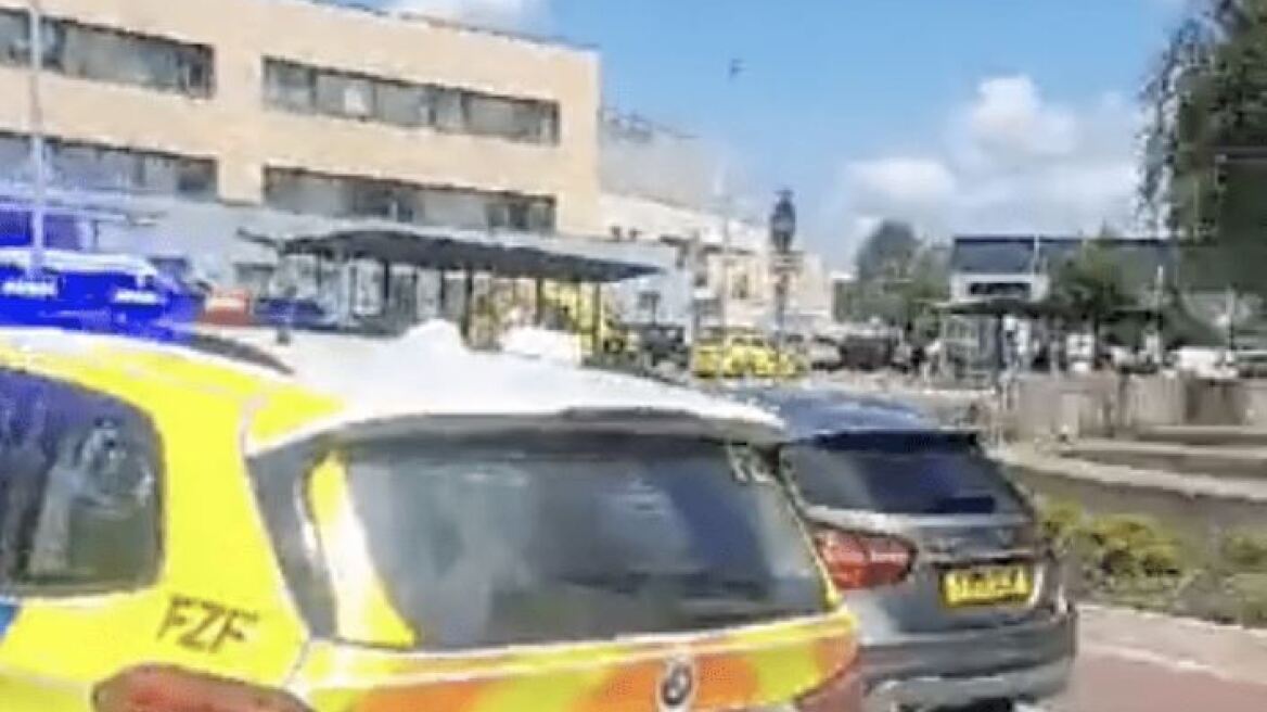 Βρετανία: Συναγερμός για άνδρα που μαχαίρωσε δύο άτομα σε νοσοκομείο στο Λονδίνο - Μία σύλληψη, δείτε βίντεο