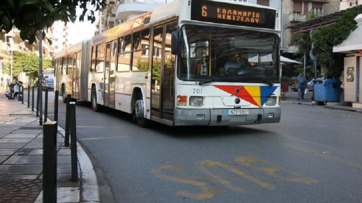 Θεσσαλονίκη: Φωτιά ξέσπασε σε εν κινήσει αστικό λεωφορείο 