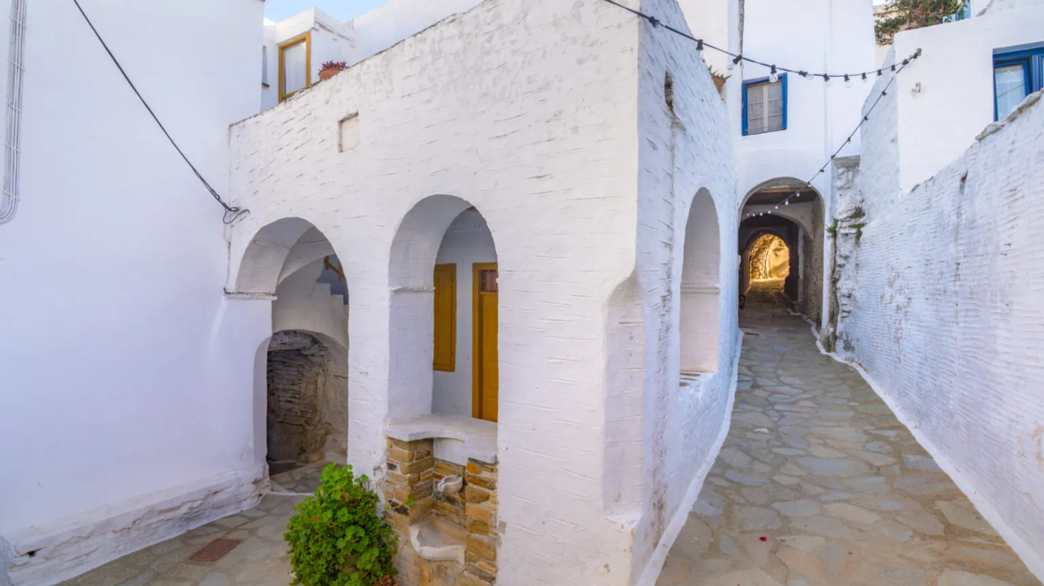 Tα όμορφα χωριά της Τήνου -Παραδοσιακά σπίτια, περιστερώνες και μπουκαμβίλιες στις αυλές 