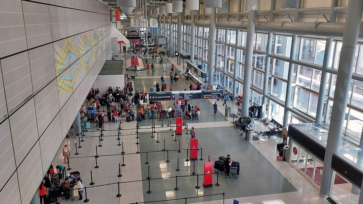 ΗΠΑ: Συνελήφθη 51χρονη που άφησε την εγγονή της σε αεροδρόμιο του Τέξας για να προλάβει την πτήση της