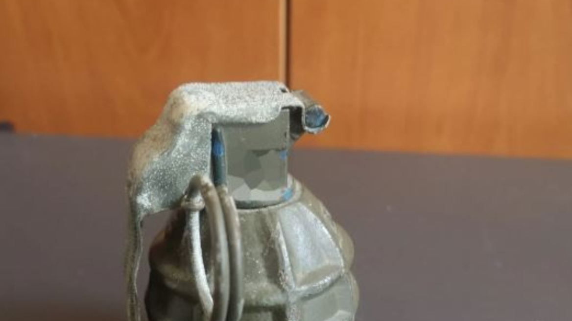 Νίκαια: Μπήκε με χειροβομβίδα σε κατάστημα και ζητούσε το κινητό που είχε κλέψει