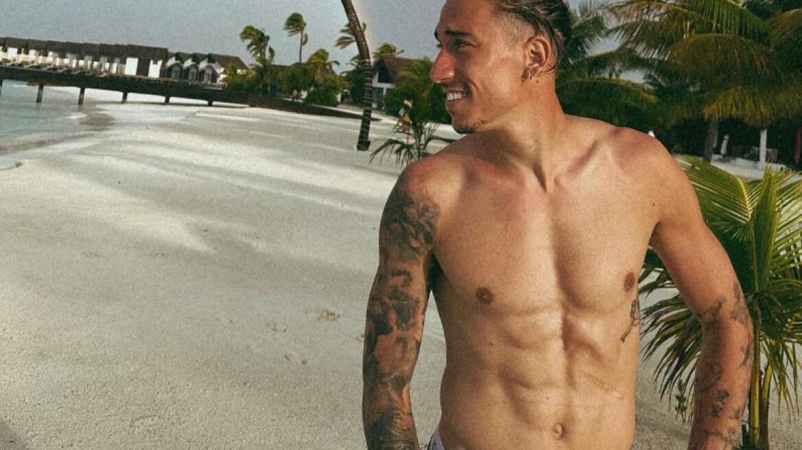 Κώστας Τσιμίκας: Δείχνει στην κάμερα τα τατουάζ του - Δείτε βίντεο 