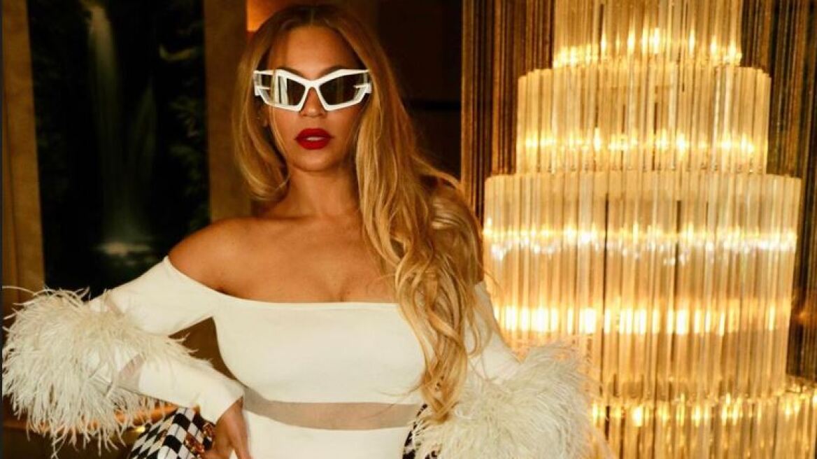 H Beyoncé αποδεικνύει ότι τα ρούχα με φτερά είναι για κάθε εποχή 