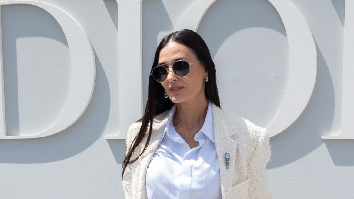 H Demi Moore και το σκυλάκι της ήταν τα πραγματικά fashion icons στη νέα επίδειξη Dior