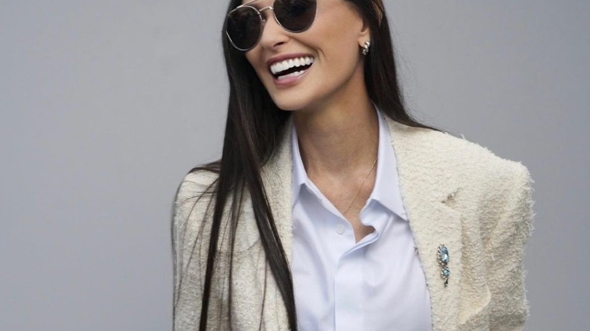 Η Ντέμι Μουρ φόρεσε την τσάντα του επόμενου χειμώνα: Προσφέρει απόλυτη ελευθερία κινήσεων