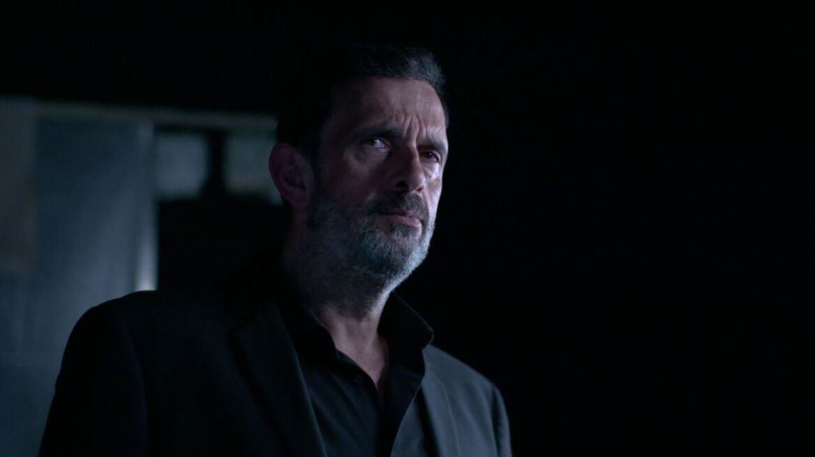 Μαύρο Ρόδο: Ο Πέτρος μαθαίνει ότι ο Βίκος είναι ο γιος της Φιλαρέτης