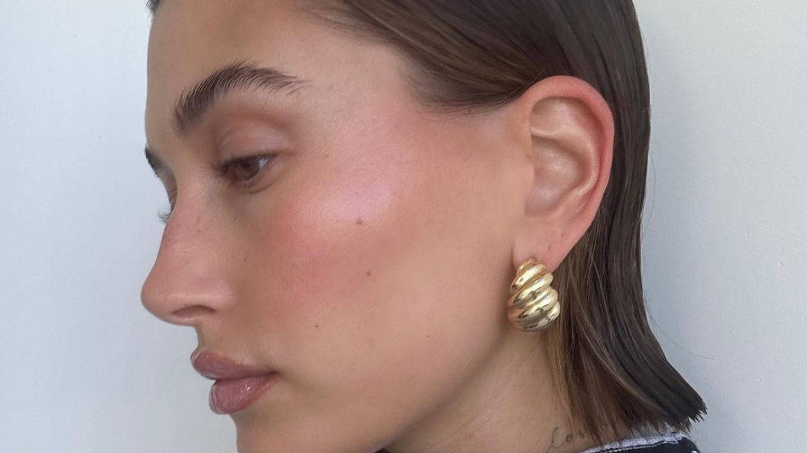 Η Hailey Bieber μοιράζεται τα top 11 beauty μυστικά της