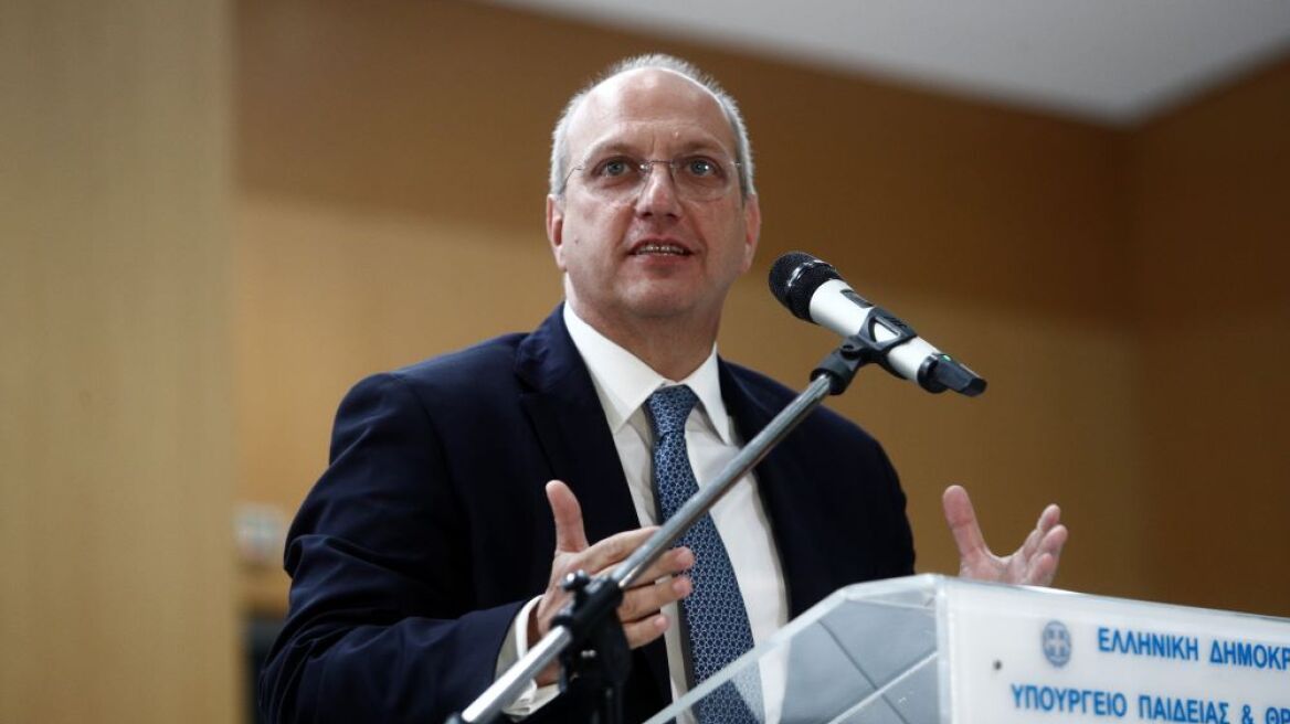 Οικονόμου: «Λευκό αδειανό πουκάμισο ο Κασσελάκης»