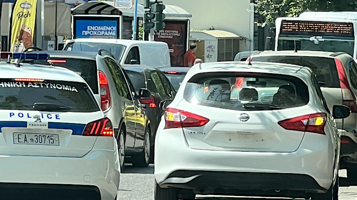 Ντου της Τροχαίας σε παρκαρισμένα στην Κηφισιά...