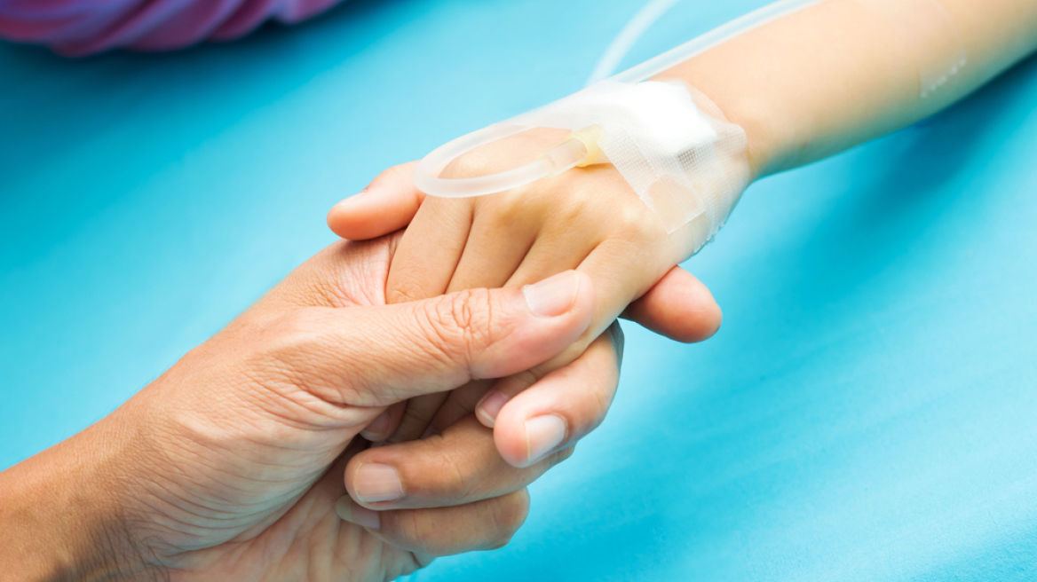 Κρήτη: Στο νοσοκομείο δύο παιδάκια που κατάπιαν μπίλια και ξύλο από σουβλάκι