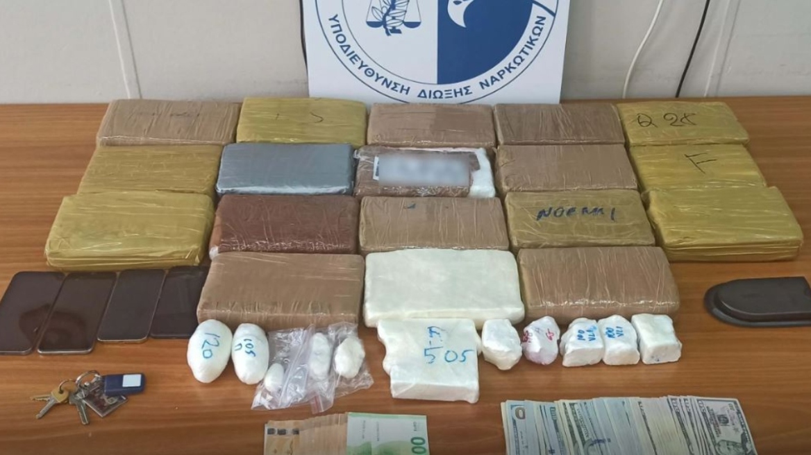 Χαλάνδρι: Συνελήφθη 47χρονος με πάνω από 21 κιλά κοκαΐνης, τα έκρυβε στο καντράν του αυτοκινήτου - Δείτε βίντεο