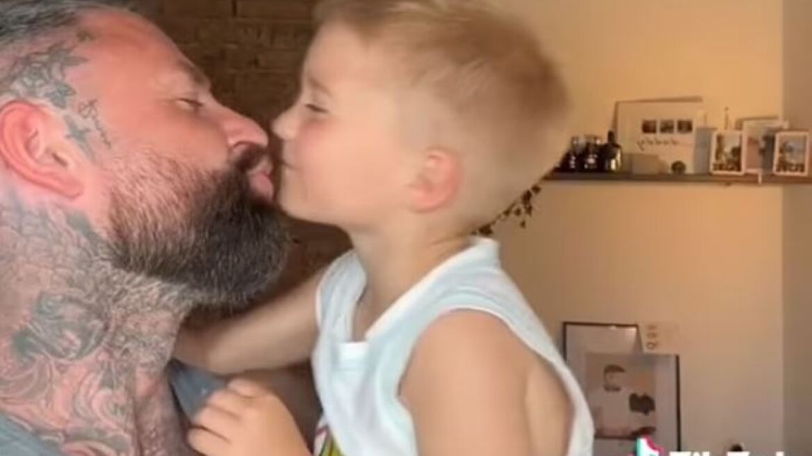 Viral ο καβγάς που έστησε πατέρας στο TikTok με σχολιαστές για το φιλί στο στόμα με τον 5χρονο γιο του