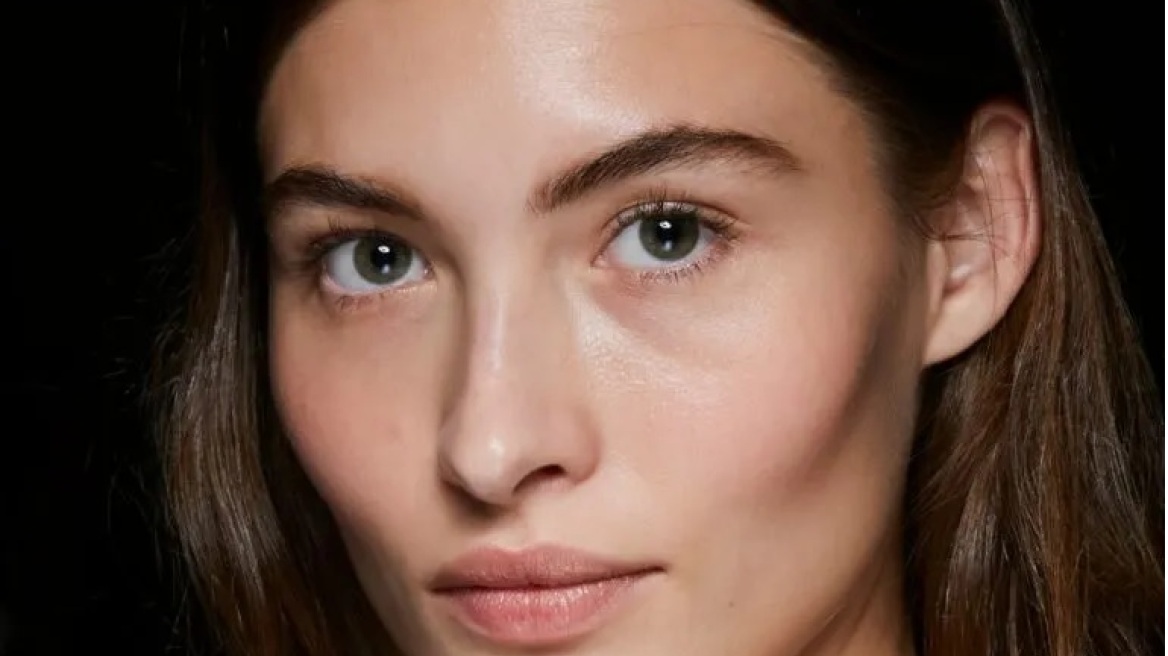 Τι να κάνετε όταν η επιδερμίδα σας δείχνει θαμπή, σύμφωνα με τους ειδικούς