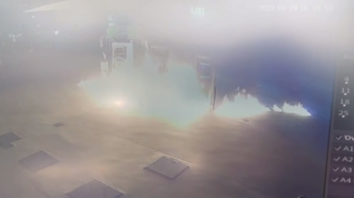 Βόλος: Η στιγμή που εμπρηστής βάζει φωτιά σε βενζινάδικο - Δείτε το βίντεο