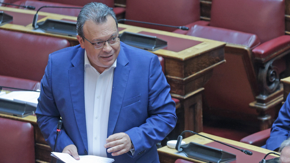 Φάμελλος: Όποιος δεν επιστρέψει την έδρα, δεν τιμά την υπογραφή του 