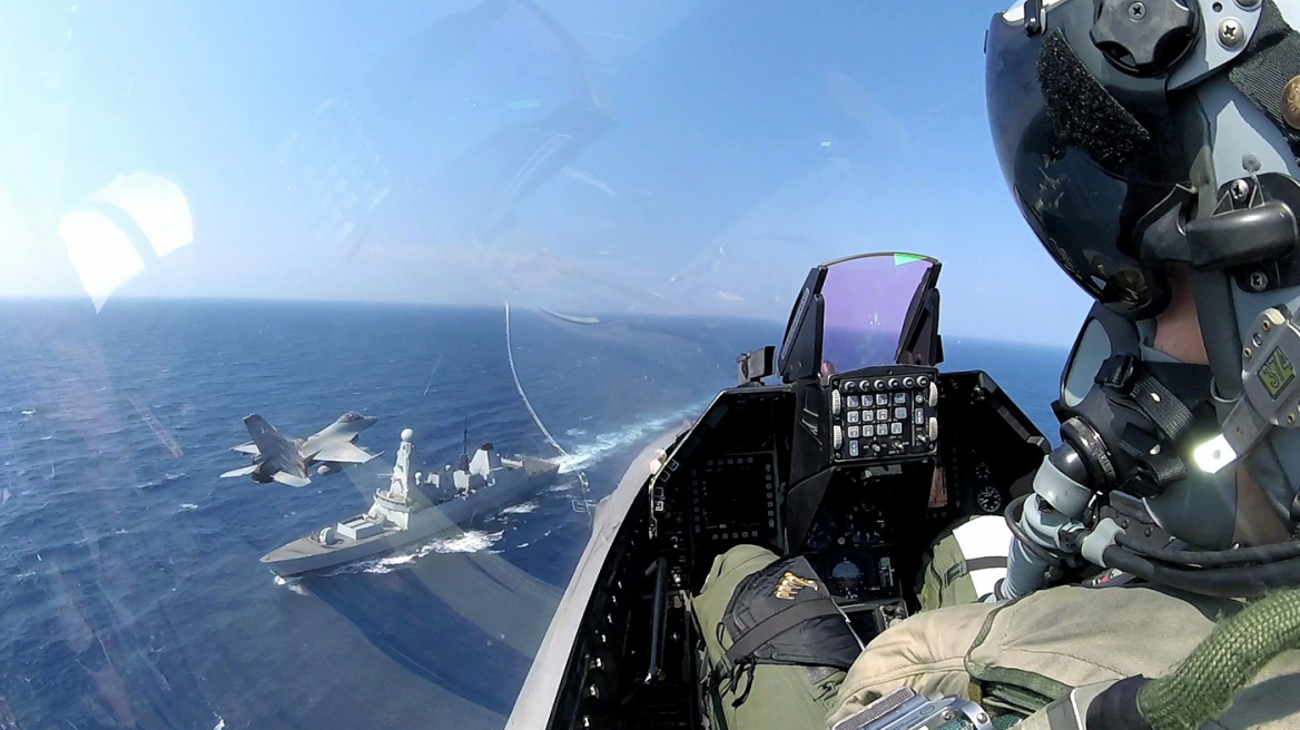 Συνεκπαίδευση αεροσκαφών της Πολεμικής Αεροπορίας με την SNMG2 - Δείτε φωτογραφίες