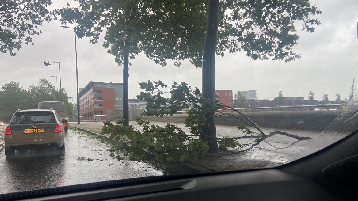 Ολλανδία: Σπάνια θερινή καταιγίδα με ανέμους 145 χλμ/ώρα «χτυπά» τη χώρα - Προβλήματα στις μεταφορές