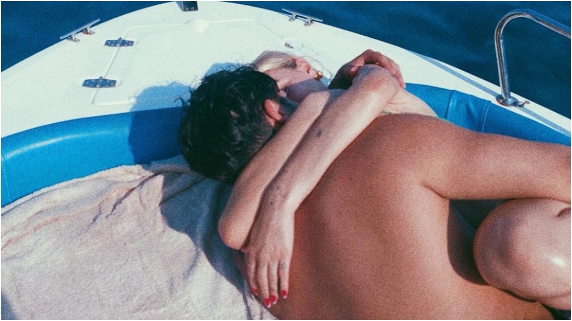 Χρήστος Μάστορας - Γαρυφαλλιά Καληφώνη: Αγκαλιά σε σκάφος στη Μήλο