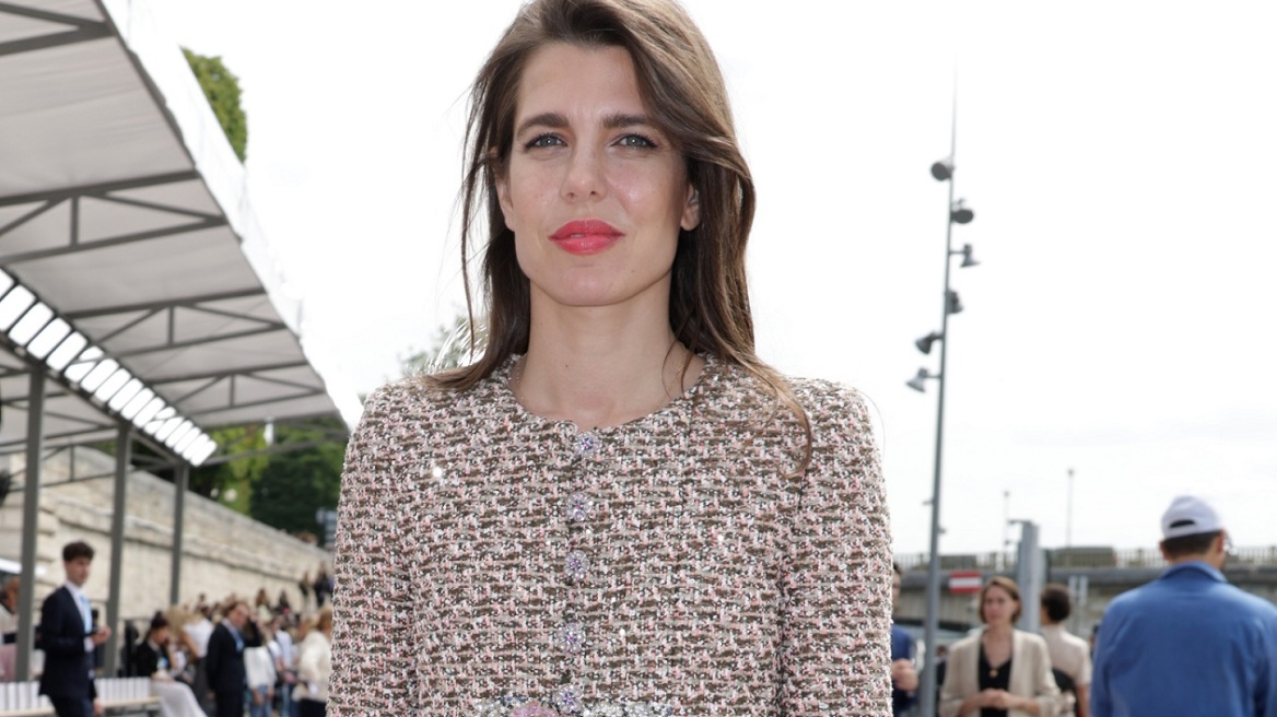 Πώς να φορέσετε μίνι με τις δίχρωμες γόβες της Chanel σαν την Σαρλότ Κασιράγκι