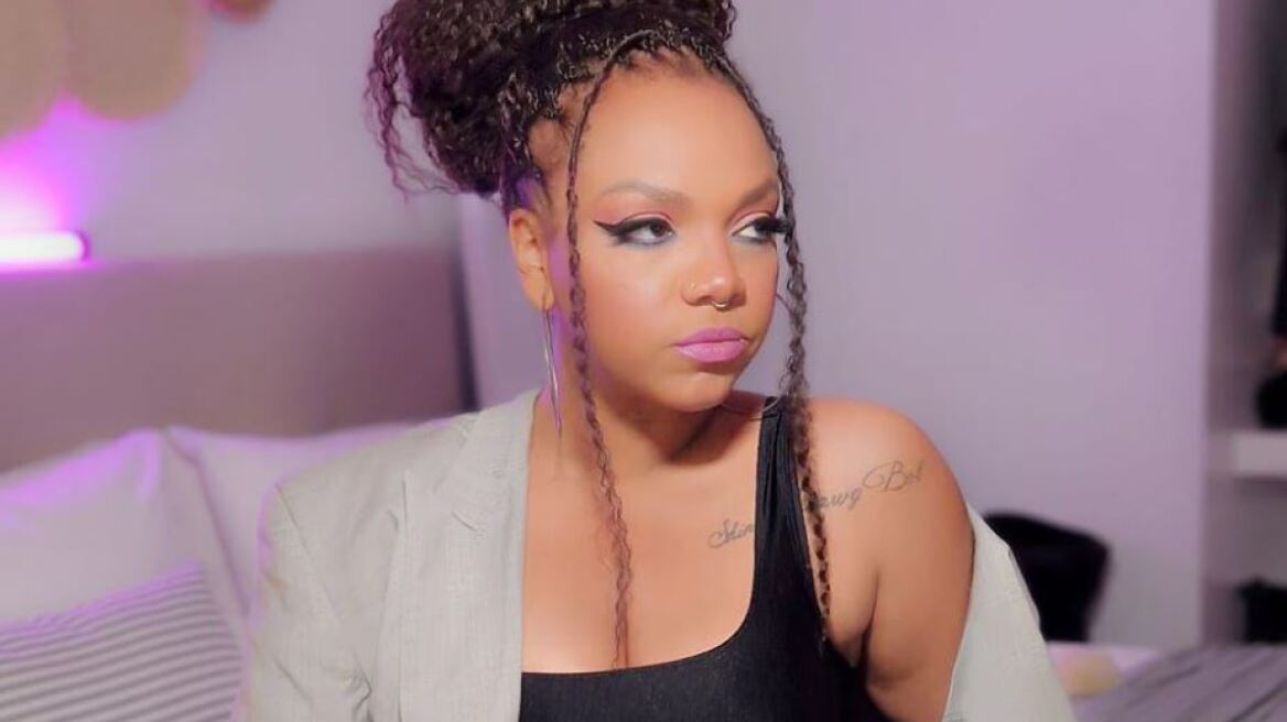 Η Ίντρα Κέιν ποζάρει με μικροσκοπικό μπικίνι στον καθρέφτη παρακινώντας να αποδεχτούμε κι εμείς το σώμα μας