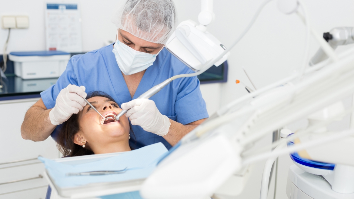 Πώς η καλή φροντίδα των δοντιών μπορεί να κάνει καλό στον εγκέφαλο