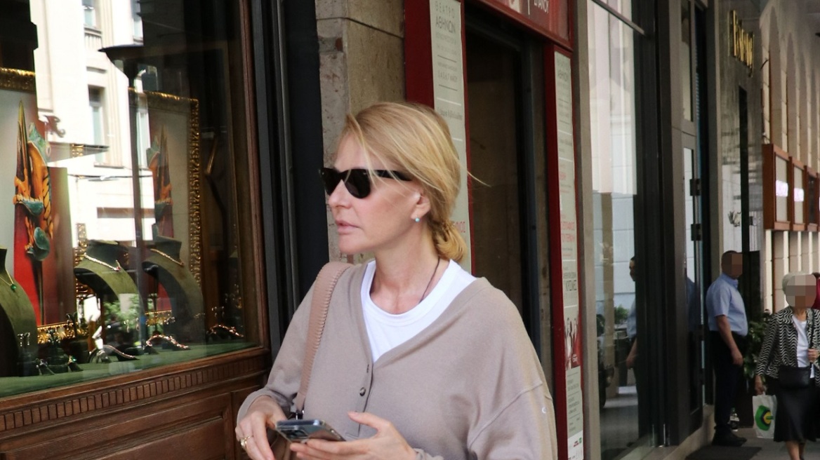 Το κάζουαλ σύνολο της Τζένης Μπαλατσινού σε βόλτα της στην Αθήνα