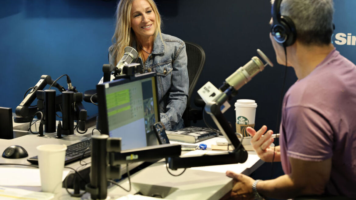 H Σάρα Τζέσικα Πάρκερ επαναφέρει το denim κάπρι