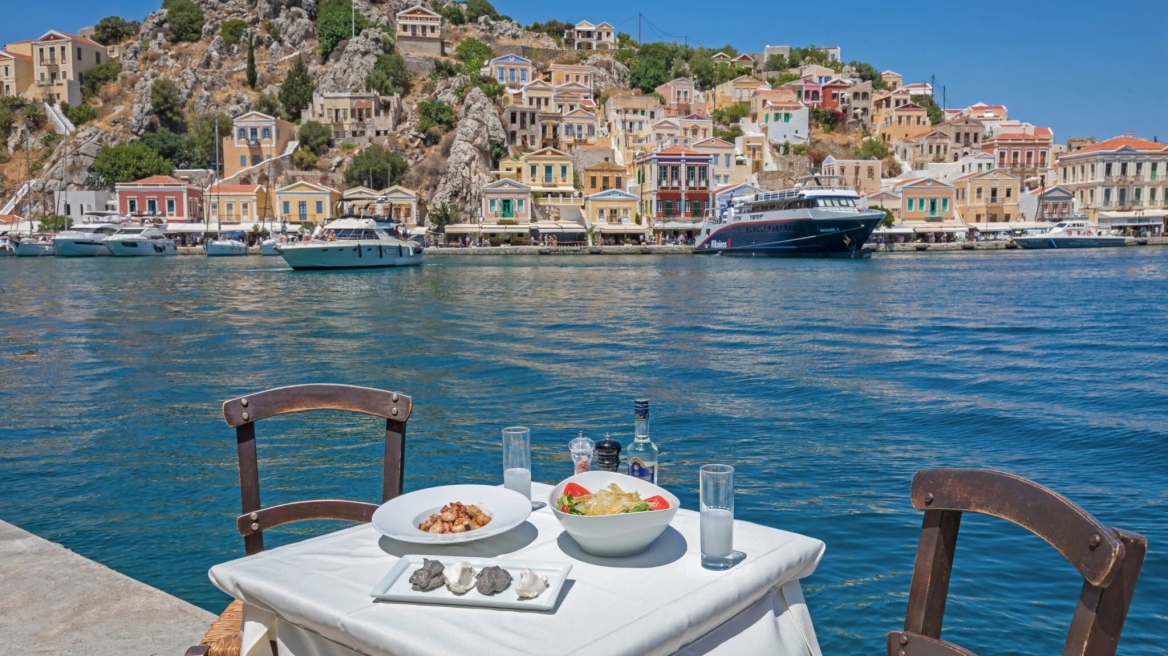 Γαριδάκι, Μισοκοφτή, Τεμπελογιαπράκια: Τα αυθεντικά πιάτα της Σύμης και πού θα τα δοκιμάσετε