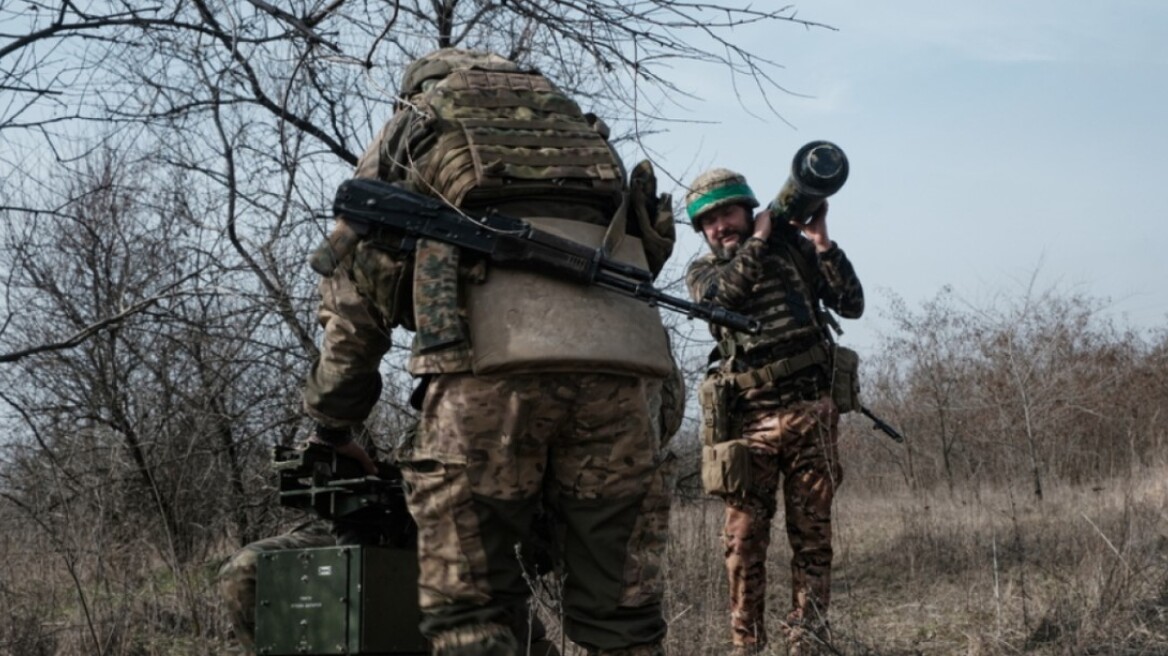 Ευρωβαρόμετρο: Το 43% των Ελλήνων υπέρ της προμήθειας στρατιωτικού εξοπλισμού στην Ουκρανία