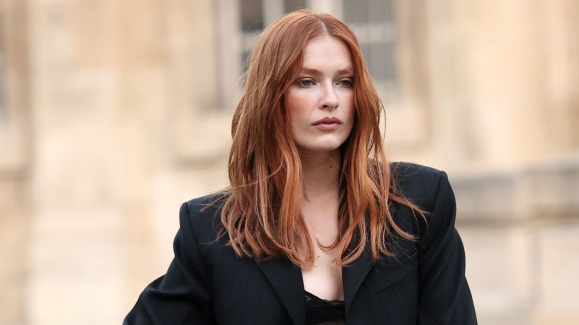 Η Camille Razat του Emily in Paris υιοθέτησε την τάση των bleached φρυδιών