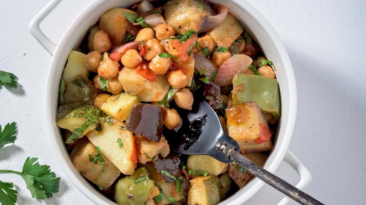 Κοκκινιστό τουρλού με ρεβίθια