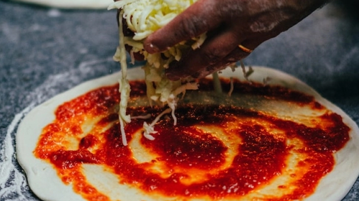 Το διαδίκτυο παραμιλάει με την πιο αηδιαστική πίτσα ever