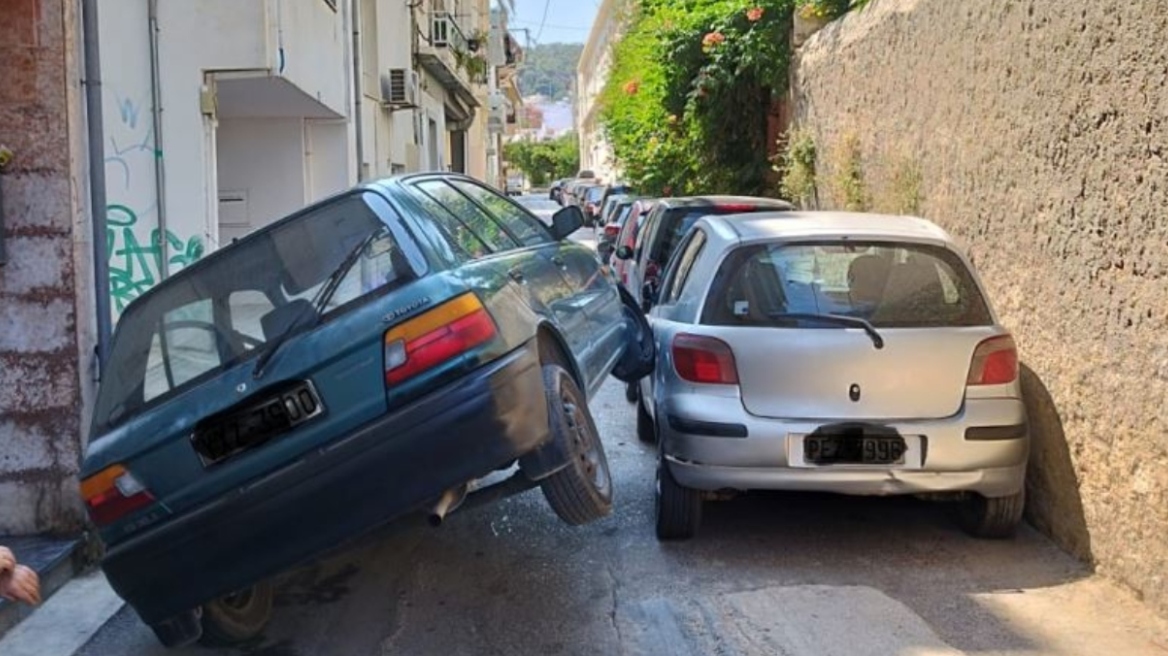 Απίστευτο τροχαίο στο Ρέθυμνο: Δεν χωρούσε να περάσει και «καβάλησε» άλλο ΙΧ - Δείτε φωτογραφίες