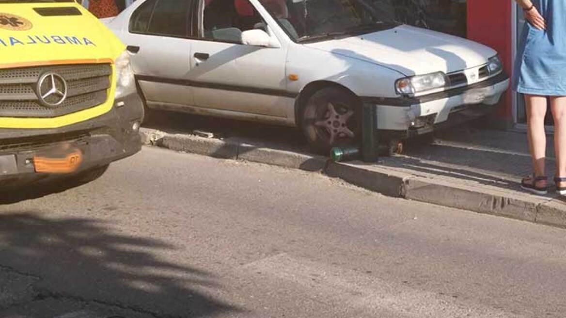 Κοζάνη: Νεκρός 54χρονος που έπεσε με το αυτοκίνητό του πάνω σε βιτρίνα καταστήματος