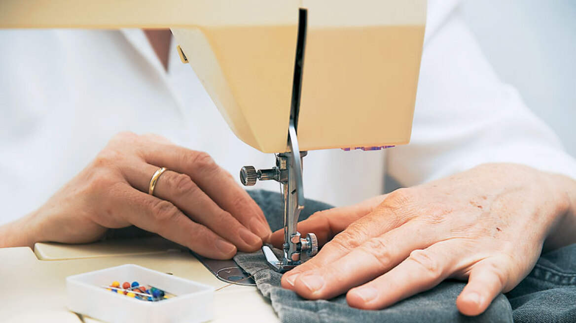 Μπαλώστε τα ρούχα, μην τα πετάτε, λέει η γαλλική κυβέρνηση και δίνει επίδομα