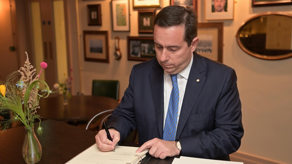 Μηταράκης: Έλαβε τίτλο Επίτιμου Διδάκτορα στη Διοίκηση Επιχειρήσεων από το University of Bolton