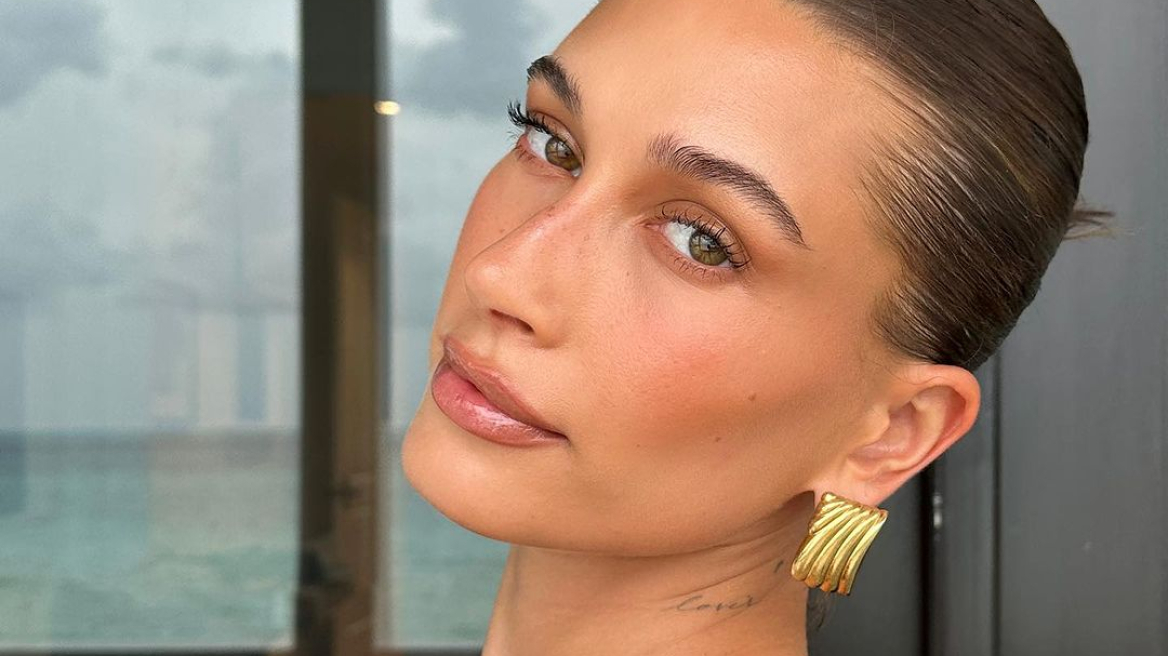 Hailey Bieber: Το twist που έδωσε στην τάση του latte μακιγιάζ