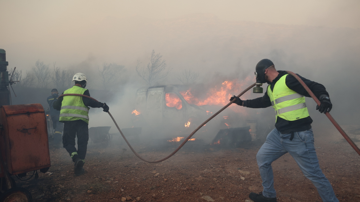 Φωτιά στην Σαρωνίδα: Τραυματίες τρεις εθελοντές πυροσβέστες
