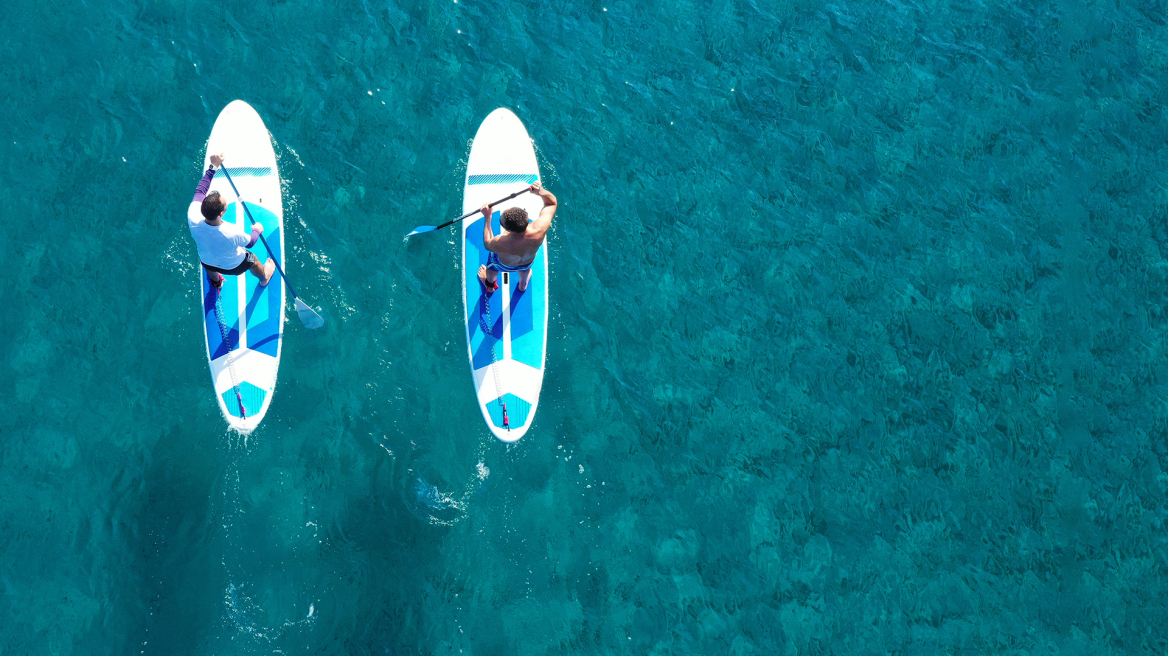 Ρέθυμνο: Πατέρας παρασύρθηκε με τα δύο παιδιά του στη θάλασσα πάνω σε σανίδες SUP