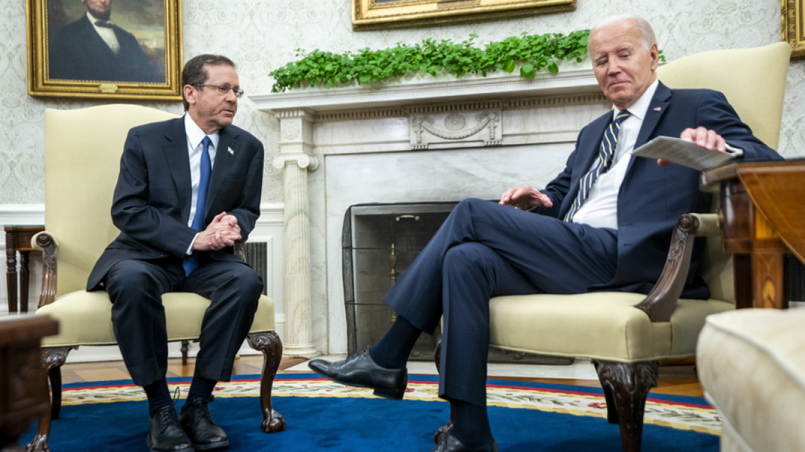 ΗΠΑ: Ο Μπάιντεν συνάντησε τον πρόεδρο του Ισραήλ με... σκονάκια - Δείτε βίντεο