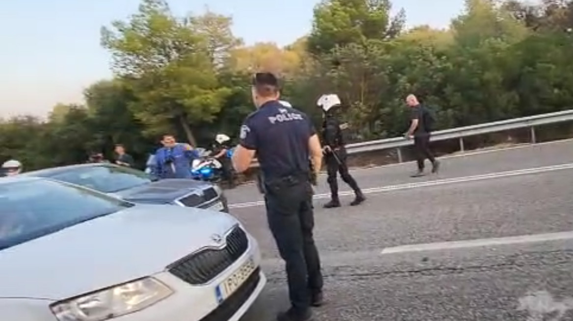 Εθελοντές του ΚΚΕ θέλουν να περάσουν μπλόκο της Αστυνομίας για να σβήσουν τη φωτιά στη Μάνδρα