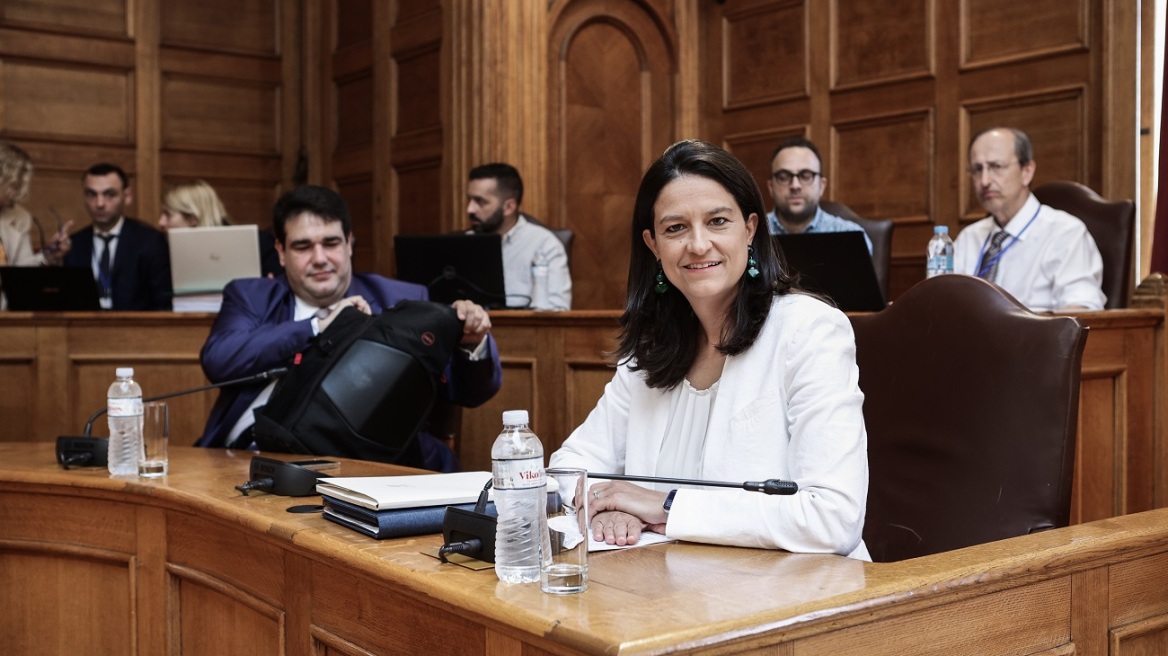 «Όχι» ΣΥΡΙΖΑ στο νομοσχέδιο για την ψήφο των αποδήμων και τροπολογία για ειδικές εκλογικές περιφέρειες - Διχάζετε τους Έλληνες απαντά η Κεραμέως