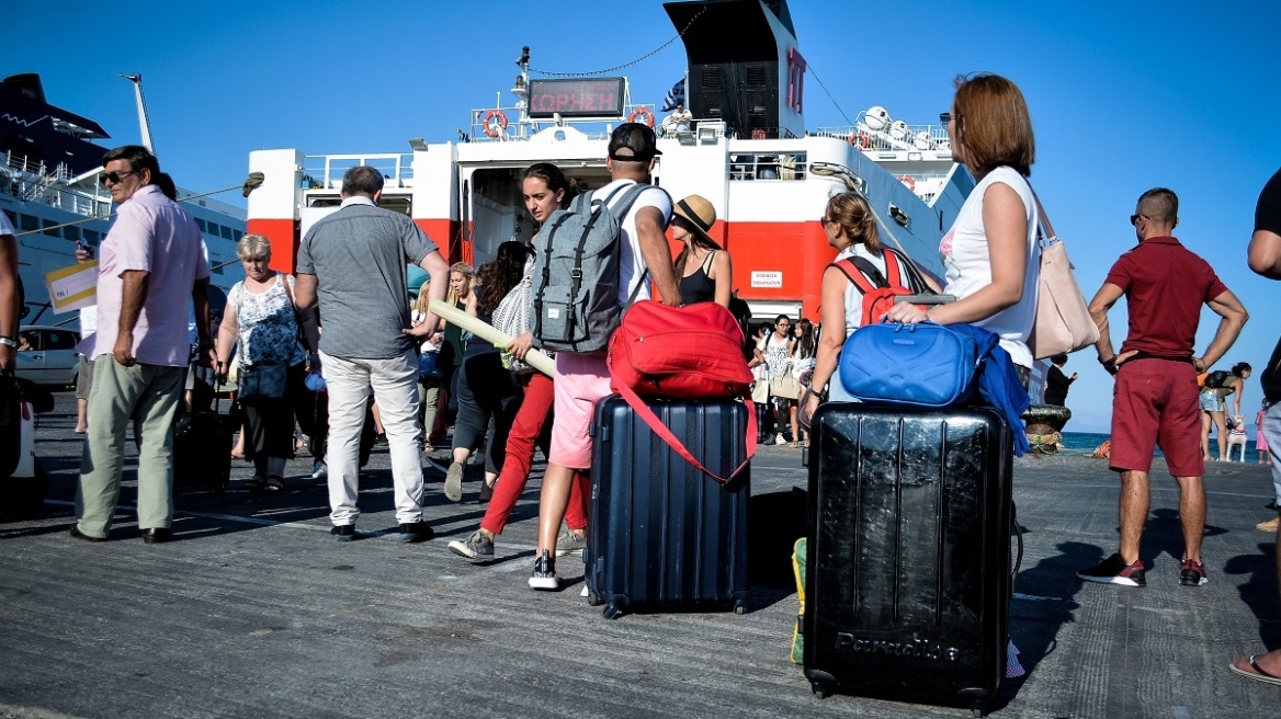 Όπου φύγει-φύγει οι Αθηναίοι για να γλυτώσουν από τον καύσωνα - Αυξημένη η κίνηση στα λιμάνια σε σχέση με πέρσι